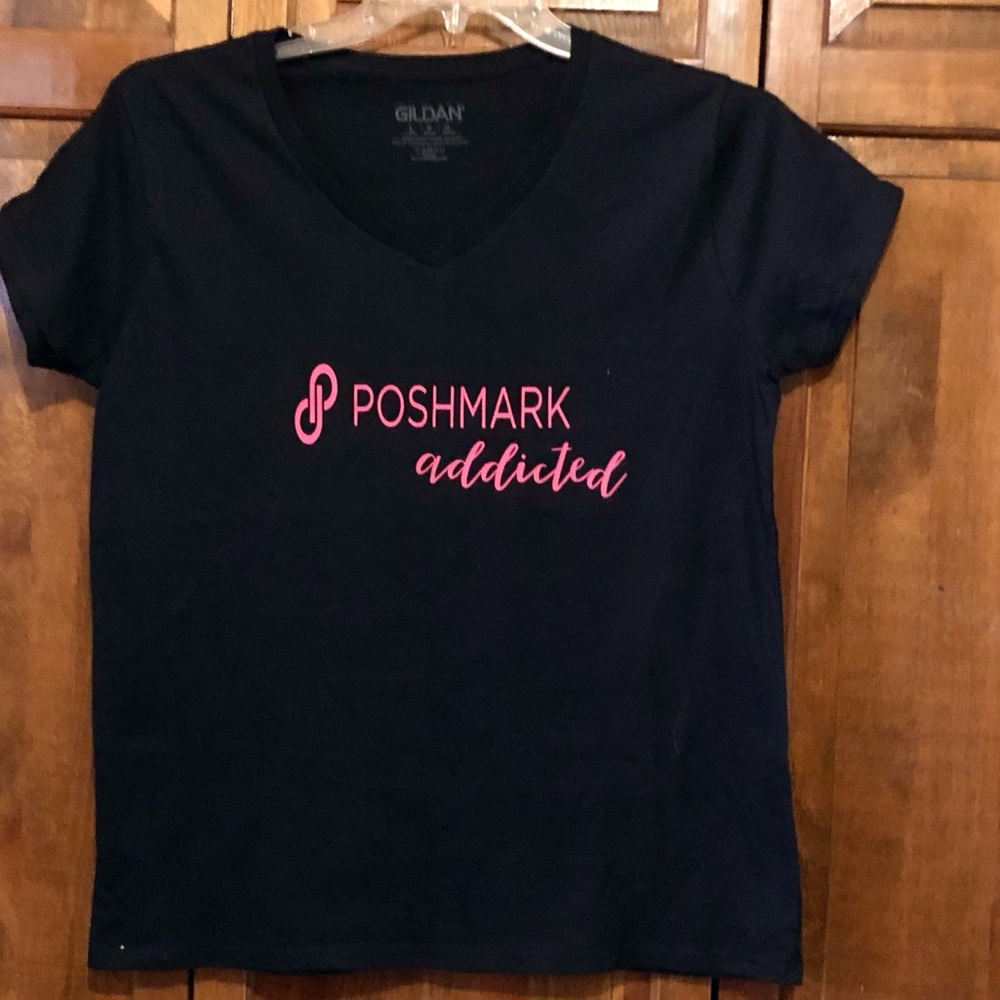 V-neck T-Shirt Poshmark Addicted, Women’s Size Large, NWOT